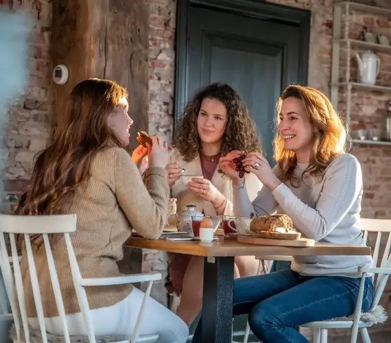 Vriendinnen aan het ontbijt in het Proeflokaal