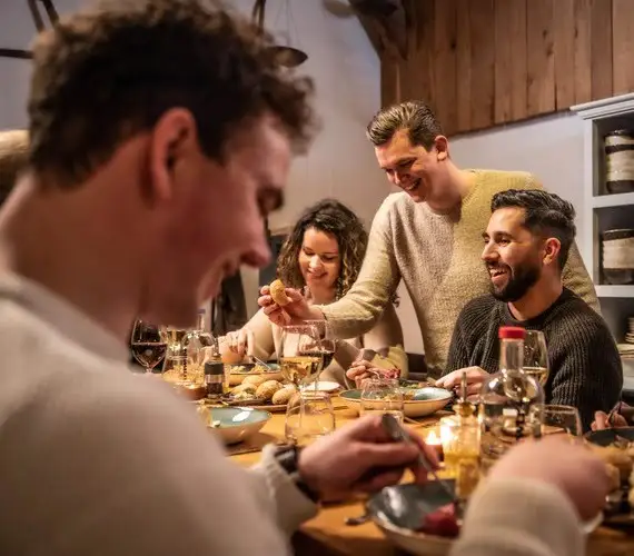 Mannen genieten van mooi diner