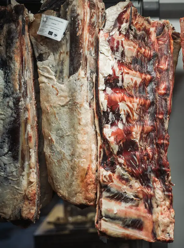 Technische vleesdelen hangen te rijpen