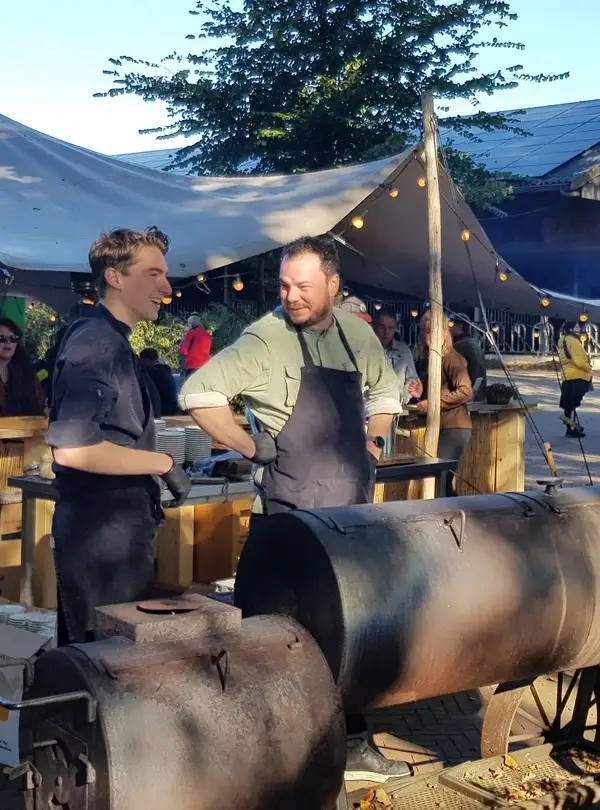 Keukenteam achter de smoker