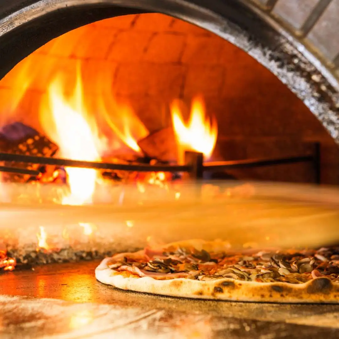 Pizza in de steenoven